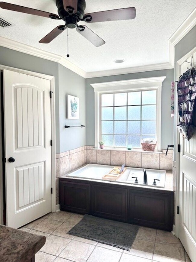 Building Photo - Charming 3BR/2BA Home with Vaulted Wood Ceiling, Island Kitchen & Privacy Fence – Nelson Hill Sub...