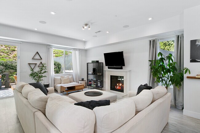 Building Photo - 4969 Llano Dr