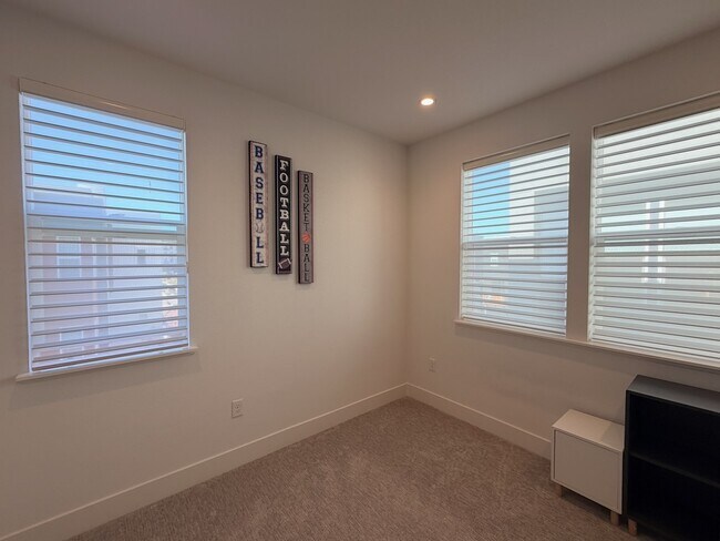 Building Photo - 561 Pilgrim Dr