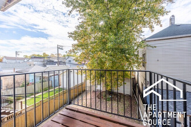 Building Photo - 2655 W Homer St