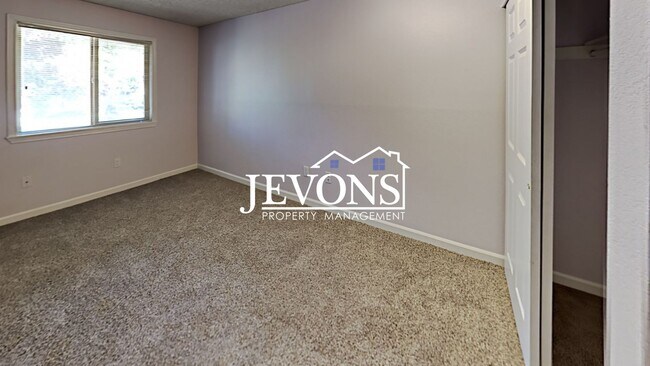 Building Photo - Charming top-floor condo with fully equipp...