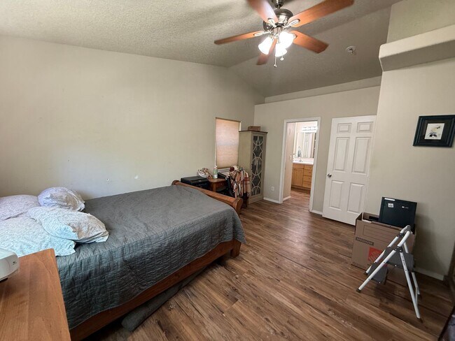 Building Photo - Fantastic 3 Bed/2.5 Bath Single Family Home in SE Bend