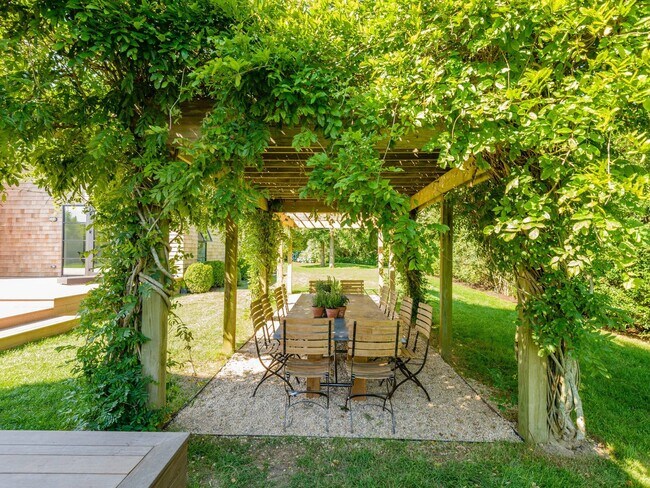 Building Photo - 811 Halsey Ln