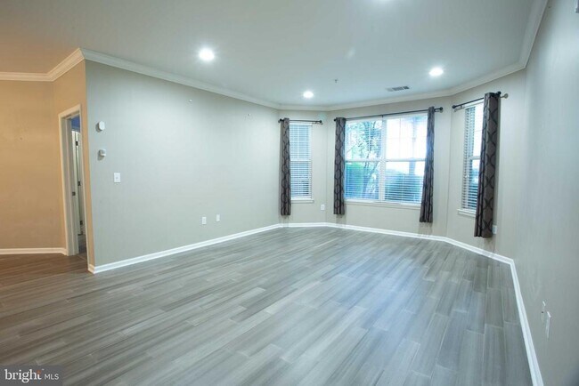 Building Photo - 350 W Elm St