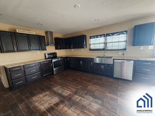 Building Photo - Spacious 3 bedroom 2 bath home COMING SOON!