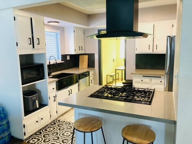 Building Photo - Fully Furnish beautiful home