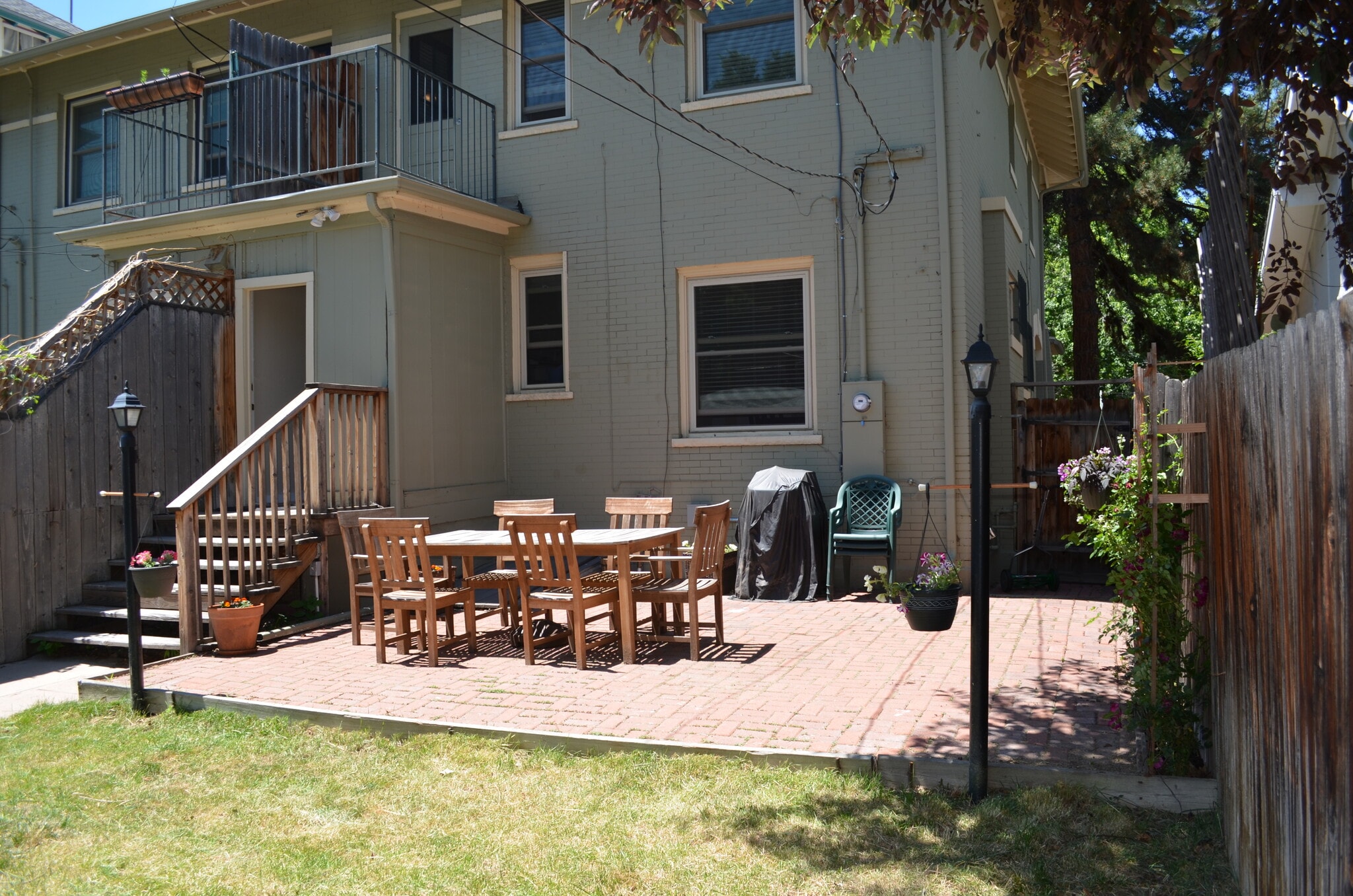 Building Photo - 1352 elizabeth street