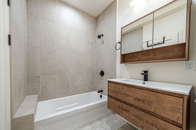 Building Photo - Modern 3-Bedroom in Prime Location | One M...