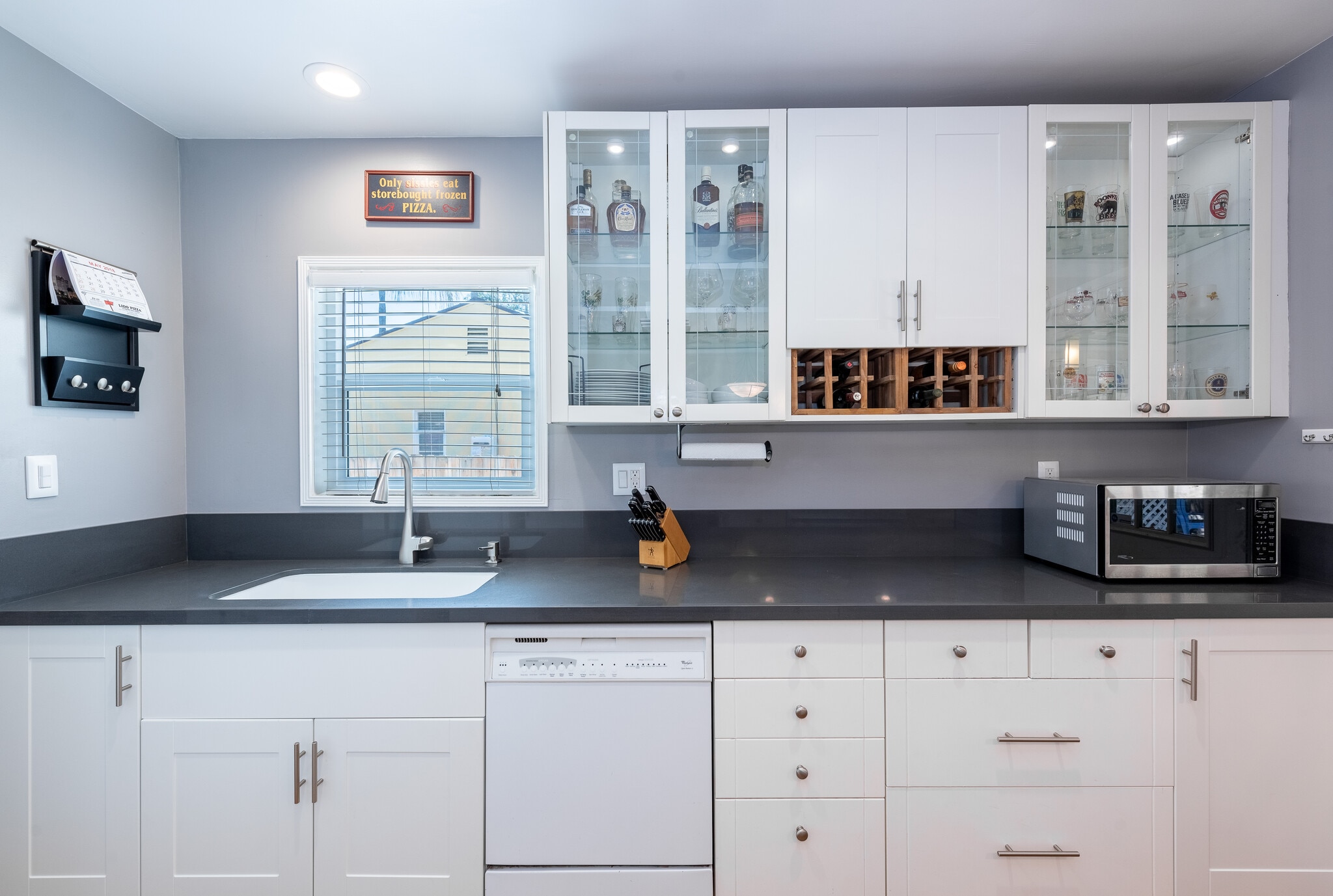 Building Photo - 5865 Vesper Ave