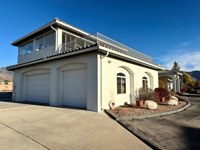 Building Photo - Move in Special Luxury 4 bedroom 4.5 bathr...