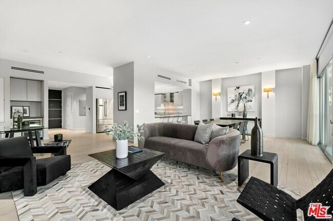 Building Photo - 2391 Roscomare Rd