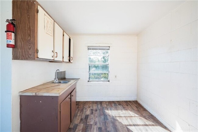 Building Photo - 130 N Texas Ave