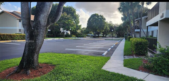 Building Photo - 612 Gardens Dr