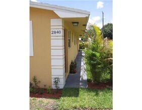 Building Photo - SPACIOUS 3/2 GREAT FAMILY HOUSE