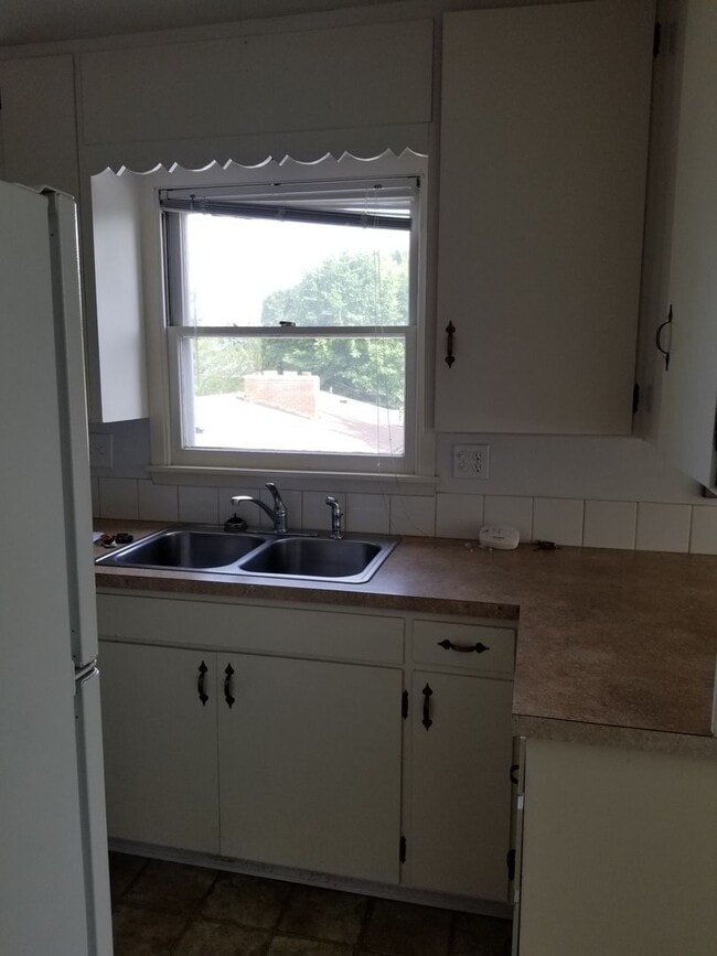 Building Photo - Near Franklin Park 2 br 1ba, stacked washer/dryer included.