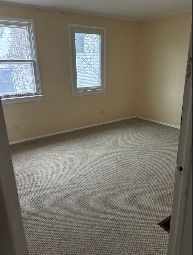 Bedrm 1 New carpet installed after this photo - 27 Upper Welden St