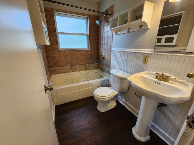 Building Photo - Wonderful 3BR/1.5BA Just a few blocks away...