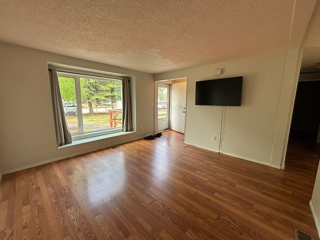 Building Photo - 2 bedroom duplex / Washer& Dryer in unit / Fuel included