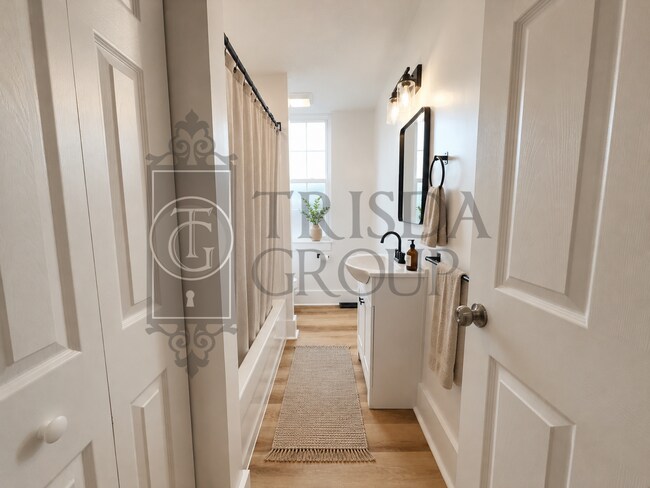 Building Photo - Avail Sept 1: 2BR Apt in Beechview, South Hills.  BEAUTIFUL design, Laminate Floors, AC, Pets OK,...