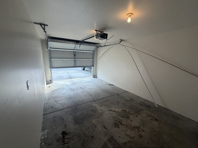 Building Photo - 1866 NE Fairview Ave