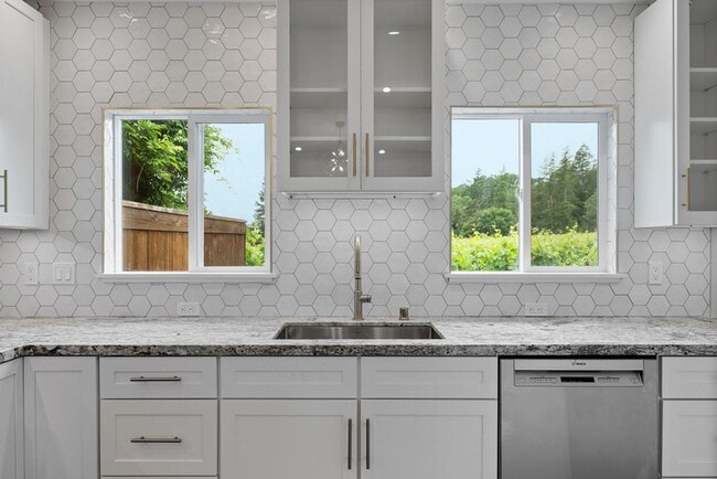 Building Photo - 2 bedroom 2 bath with one car garage on a gated property surrounded by vineyard views Water and S...