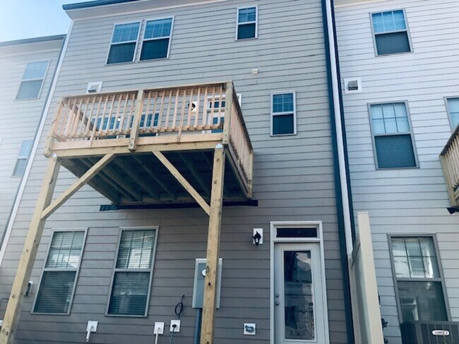 Building Photo - 1012 Lathrop Ln
