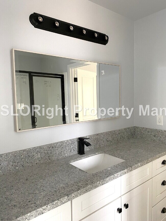 Building Photo - AVAILABLE APRIL - Renovated 1 Bed / 1 Bath Grover Apartment