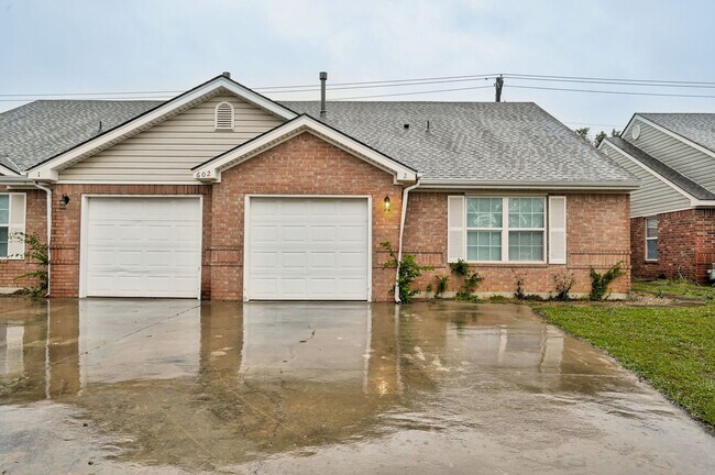 Building Photo - Gorgeous 3 bed 2 bath in Norman!