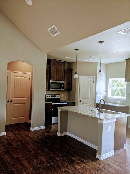 Building Photo - 1197 Ramble Hills