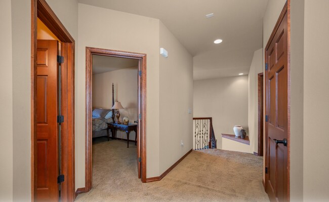 Building Photo - 1610 E Eagle Feather Ln