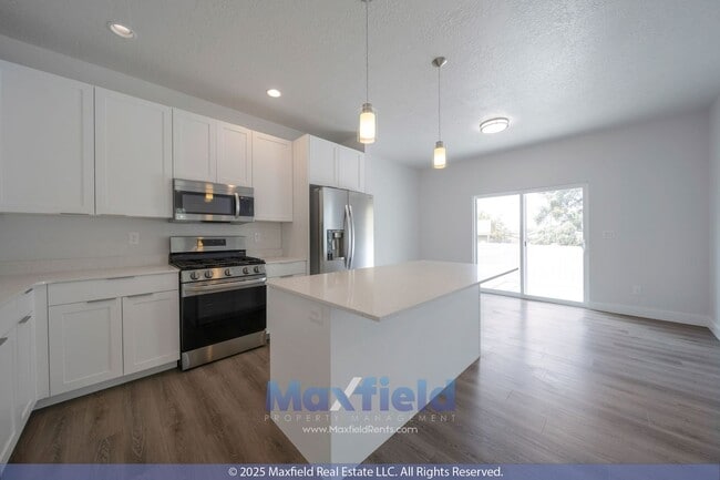 Building Photo - Spacious Twin Home - EV friendly - North S...
