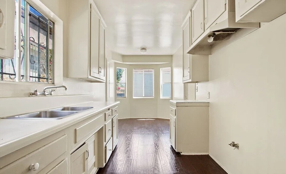 Building Photo - 6609 1/2 Brynhurst Ave