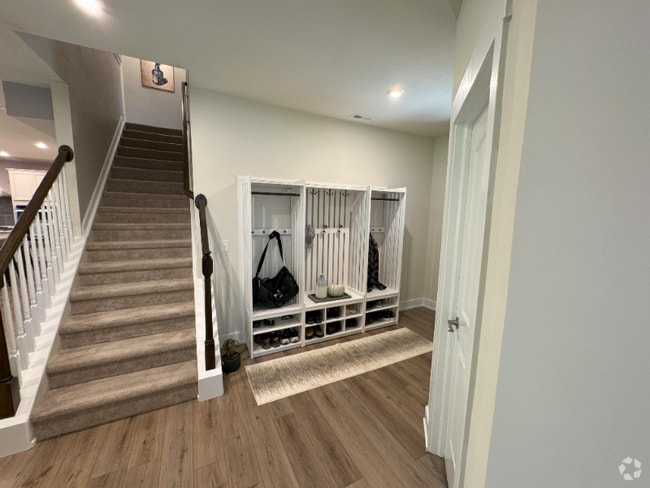 Building Photo - 5264 Veranda Dr