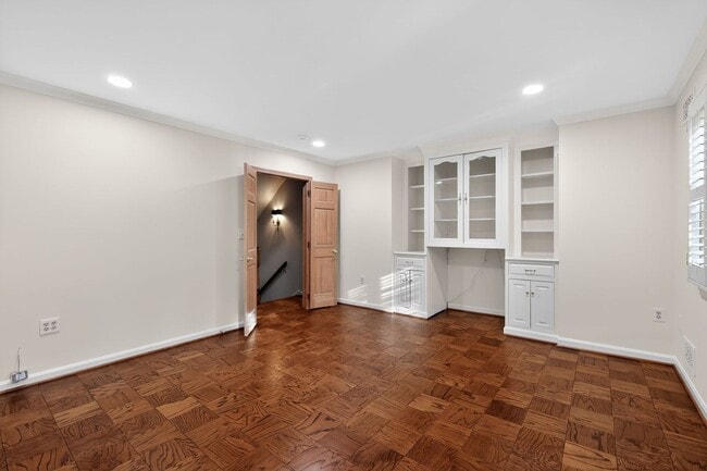 Building Photo - Old Town Alexandria Home | April Incentives Available