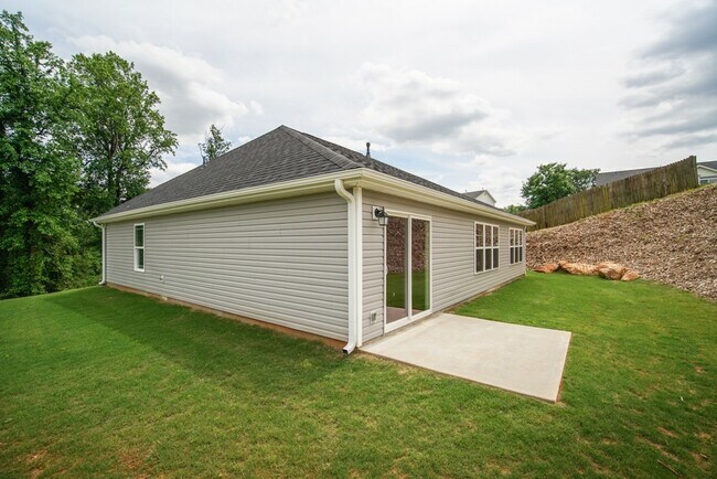 Building Photo - Lovely 3 BR, 2 BA Ranch Home, 2 Car Garage...