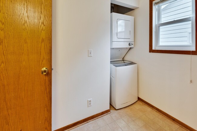 Building Photo - 522 Togstad Glenn