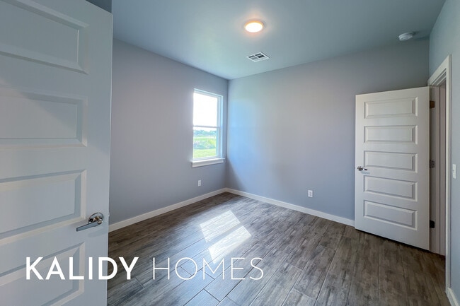 Building Photo - 12624 E Hefner Rd