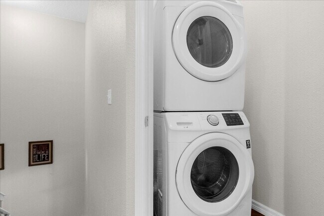 Building Photo - 5350 Diplomat Ct