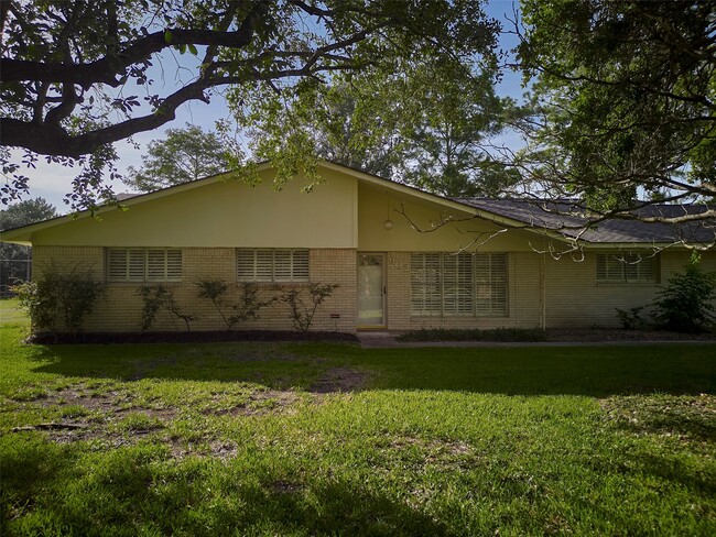 Building Photo - 902 Clover Ridge Ave