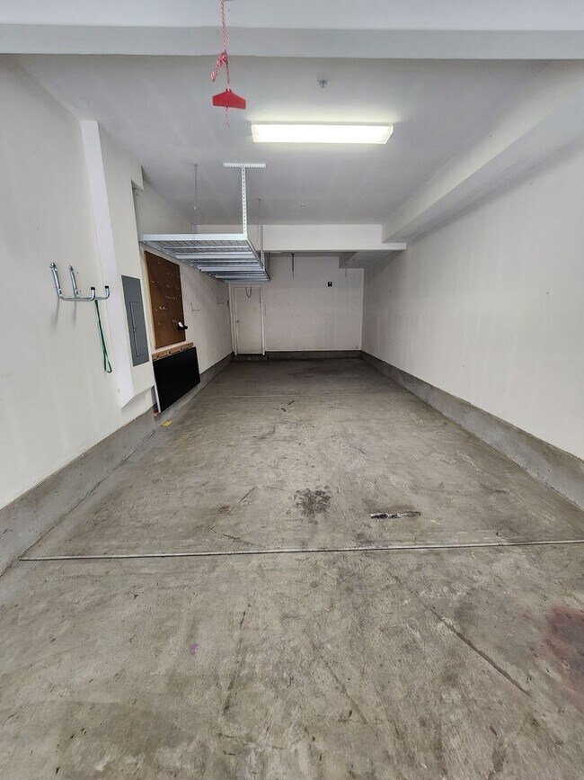 Building Photo - Gorgeous two bedroom home with 2.5 bathroo...