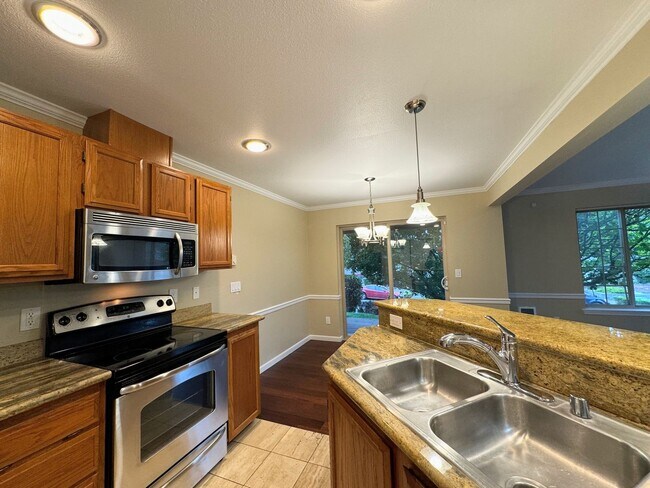Building Photo - Lovely 2 Bedroom Condo in Hampton Village ...
