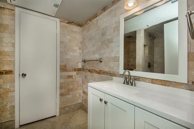 Building Photo - 10578 High Hollows Dr