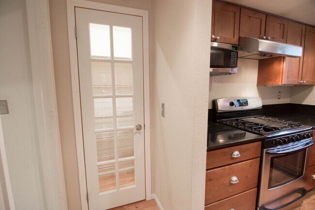 Building Photo - Beautiful 2bd/2ba Townhome in Downtown Louisville!