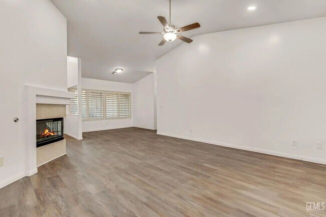 Building Photo - 14004 Las Entradas - Gorgeous NW remodeled...
