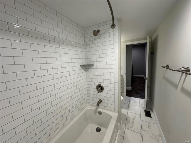 Building Photo - Sleek 2 bedroom townhome ready for immedia...