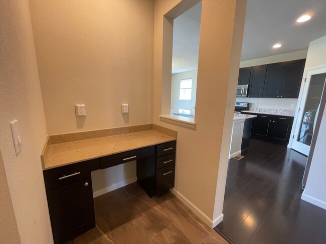 Building Photo - Luxurious 3 Bedroom 2.5 Bathroom House in ...
