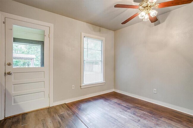 Building Photo - 410 McCarty St