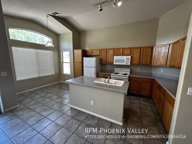 Building Photo - Open Concept 4 Bed/2 Bath W/ New Paint & N...