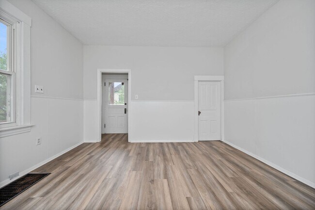 Building Photo - CHEVIOT- Charming 3 bedroom 1.5 bath