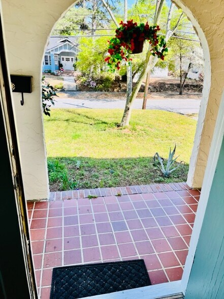 Entry way - 1429 Johns Rd